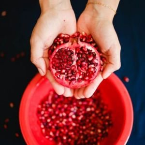 HOW TO MAKE POMEGRANATE JUICE